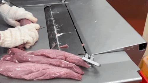 등심과 안심 근막 제거 작업 실사진